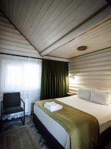 乌曼岛Телячі Ніжності的一间卧室配有一张大床和一把椅子
