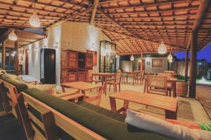 Coqueiro SêcoPousada Vilagoa的餐厅设有木桌和木桌椅