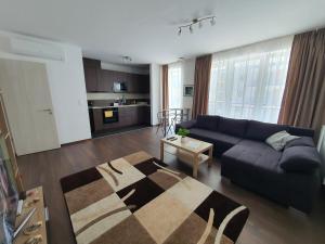 布达佩斯Park West Apartment - Free Parking的客厅配有沙发和桌子