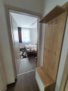 布达佩斯Park West Apartment - Free Parking的带镜子的房间和一间带床的卧室