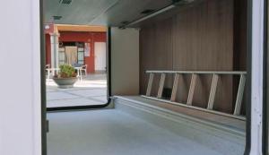 法鲁Portugals Infinity - AutoCaravana Luxo的透过玻璃门进入走廊,欣赏美景