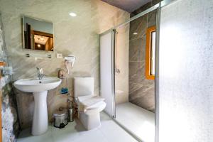 费特希耶Manzara Bungalov的浴室配有卫生间、盥洗盆和淋浴。