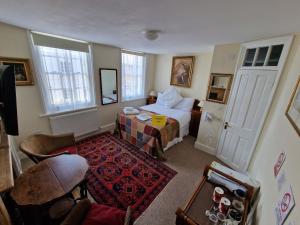 坎特伯雷Black Horse Canterbury的酒店客房设有床和客厅。