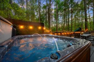 布罗肯鲍Hickory Bear - Cabin surrounded by pines, Sleeps 10, Hot Tub, Fire Pit, Arcade, Foosball Table & Deck Slide的森林中央的热水浴池