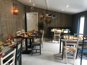 LubbeekOns Hofke的用餐室设有木墙和桌椅