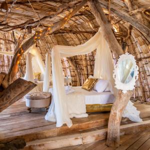 内瓦Bethel BioLuxury Tatacoa Desert的茅草房内设有一间带一张床的卧室
