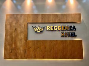 拉马拉Reggenza Hotel Downtown Ramallah的墙上的酒店标志