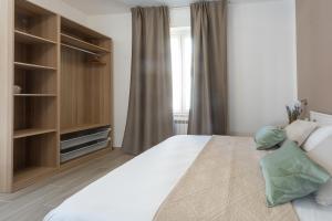 斯培西亚Terre d'aMare Liguria的卧室设有一张白色大床和一扇窗户。