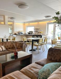 默恩达尔默恩达尔早安酒店的带沙发和桌子的客厅以及厨房。