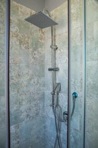 那不勒斯Capodichino airport house的浴室里设有玻璃门淋浴