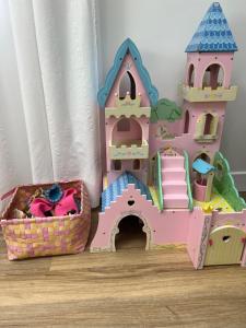Clohars-FouesnantAppartement et Studio Gîtes de L'Odet的粉红色的游戏套装,包括城堡和篮子