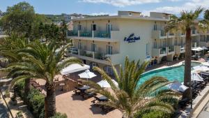 卡莱维斯卡莱维斯海滩酒店的享有棕榈树酒店和游泳池的空中景致