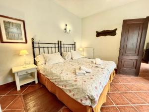 埃尔米瓜Casa El Patio的卧室配有床、桌子和门