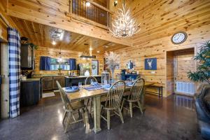 布罗肯鲍Hickory Bear - Cabin surrounded by pines, Sleeps 10, Hot Tub, Fire Pit, Arcade, Foosball Table & Deck Slide的厨房以及带桌椅的用餐室。