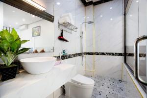 宁平TAM COC SUNSHINE HOTEL的白色的浴室设有水槽和卫生间。