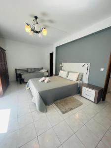 米尔芳提斯城Só Mar的一间卧室配有一张大床和一张桌子