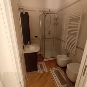 阿拉西奥Appartamento Da Vinci 19的带淋浴、盥洗盆和卫生间的浴室