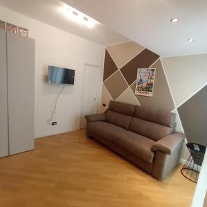 阿拉西奥Appartamento Da Vinci 19的带沙发和平面电视的客厅