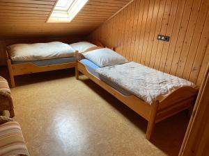 MünkFerienwohnung zum Nürburgring的小屋内带两张床的小房间