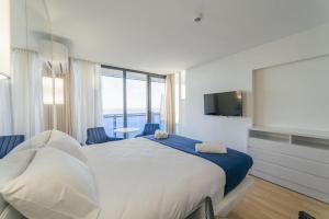巴统Orbi City Hotel Group Batumi的一间卧室设有一张大床和一个大窗户