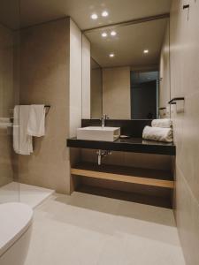 卡达克斯雅内佩提特酒店的一间带水槽和镜子的浴室