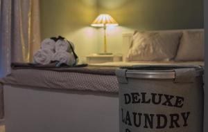 沃洛斯Dana's Luxury Maisonette的一间卧室,配有床和垃圾桶