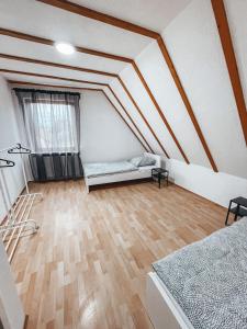 NeuhofenGranny Smith的阁楼间 - 带1张床和木地板