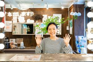 东京品川宿背包旅舍的一位手握桌子的女人