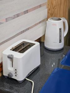 瓦尔迪维亚Cabañas Rosner的搅拌机旁的柜台上放置的白色烤面包机