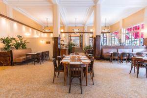 利雪埃斯佩朗斯酒店的用餐室配有木桌和椅子