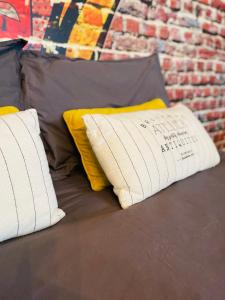 布吕兹Le studio d'Angèle : Blondie的床上的2个枕头,砖墙