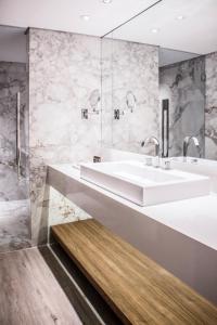 库里提巴诺玛酒店的一间带两个盥洗盆和淋浴的浴室