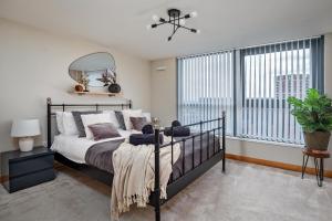 利兹Leeds Most Stunning Penthouse! - Sleeps 8的一间卧室设有一张床和一个大窗户