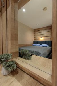 布尔加斯Apart & Rooms Fotinov的一间卧室配有一张床和两盆植物