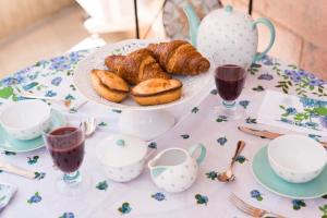 加利波利Sunset home Baia Blu的一张桌子,上面放着一盘羊角面包和一盘面包