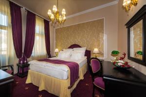 锡吉什瓦拉锡吉什瓦拉中央公园酒店的酒店客房,配有一张床和吊灯