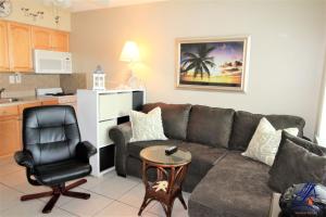 圣徒皮特海滩Tropic Breeze 17的带沙发和椅子的客厅以及厨房。
