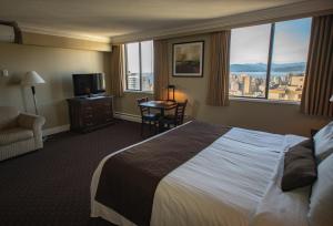 温哥华Century Plaza Hotel的一间设有大床和窗户的酒店客房