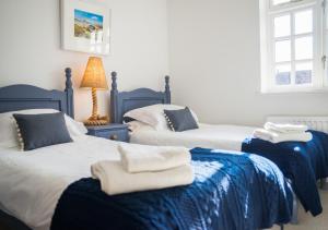 布兰克斯特Dune House的一间卧室配有两张带毛巾的床