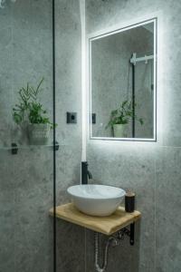 普拉塔尼亚斯米拉马尔公寓的浴室设有白色水槽和镜子