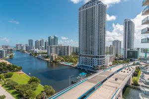 好莱坞Modern 2 bed at Beach Walk 17th floor Miami的享有河流和建筑的城市美景