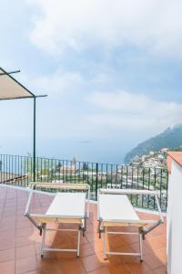 波西塔诺YourHome - Casa Moscatelli 150 steps的两把白色椅子坐在俯瞰着大海的阳台