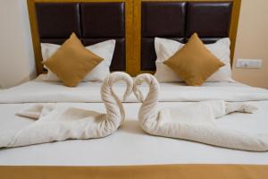 IrugūrTAG HOTELS的酒店客房的床上配有2条天鹅绒毛巾