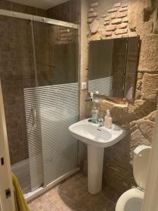 莱里达La Impronta Relax的一间带水槽、淋浴和卫生间的浴室