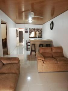 奎波斯城Central 3 Bedroom Quepos Home的客厅配有沙发和桌子