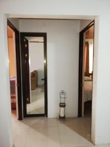 奎波斯城Central 3 Bedroom Quepos Home的走廊上设有镜子,房间设有床