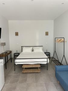 波尔蒂芒PTM DownTown Hostel&Suites的一间卧室配有一张床和一张蓝色的沙发
