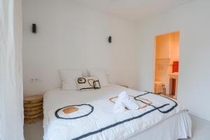 蒙彼利埃NOCNOC - L'Amarelo - Charmant T4 avec terrasse au calme的一张白色的床,上面有两条毛巾