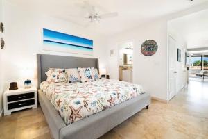 普罗维登西亚莱斯岛The Cottonwood House - Beach Villa的一间卧室设有一张床和白色的墙壁