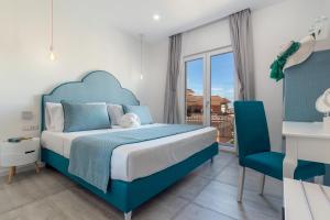 皮雅诺迪索伦托Maison Etoile的一间卧室配有蓝色的床和蓝色椅子